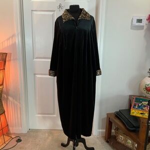 Vintage Black Velvet Leopard Print Details Long Robe Loungewear Size Large